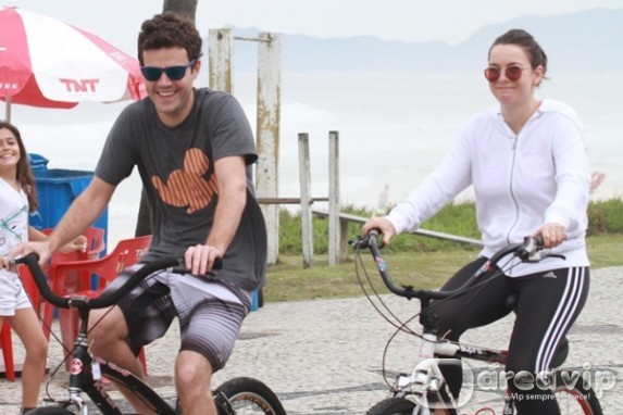 Regiane Alves passeia de bicicleta com o namorado