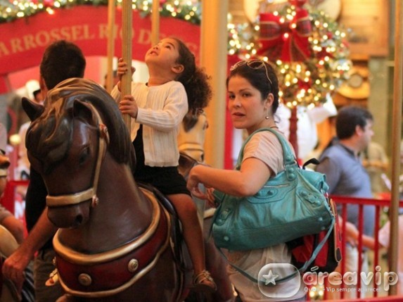 Samara Felippo brinca com a filha em parque de shopping