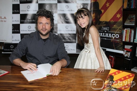 Famosos prestigiam lançamento de livro de Selton Mello