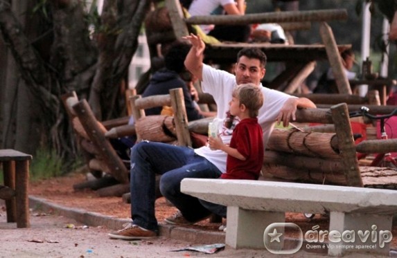 Thiago Lacerda com o filho