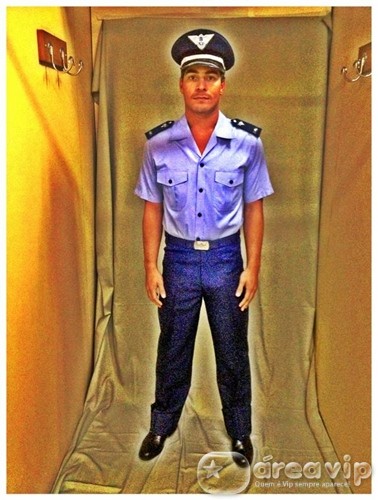 Thiago Martins exibe figurino de seu novo personagem na TV