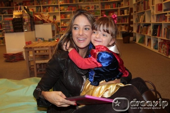Ticiane Pinheiro é clicada em livraria com a filha