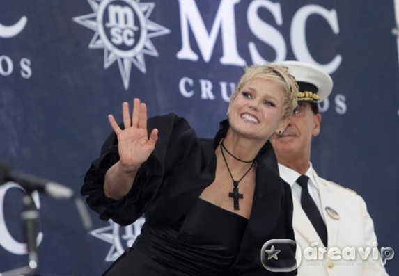 Xuxa é madrinha de inauguração de navio em Santos