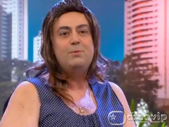 Zé Américo vira Professora Helena em ‘A Praça É Nossa’