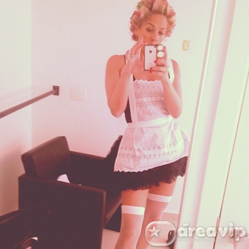 Adriane Galisteu posta foto vestida de empregada