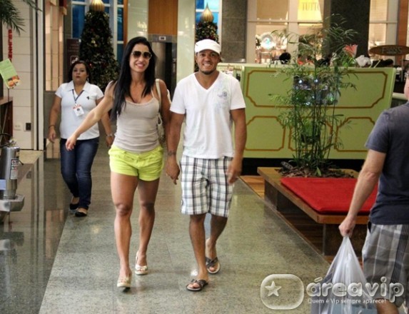 Belo e Gracyanne passeiam em shopping carioca