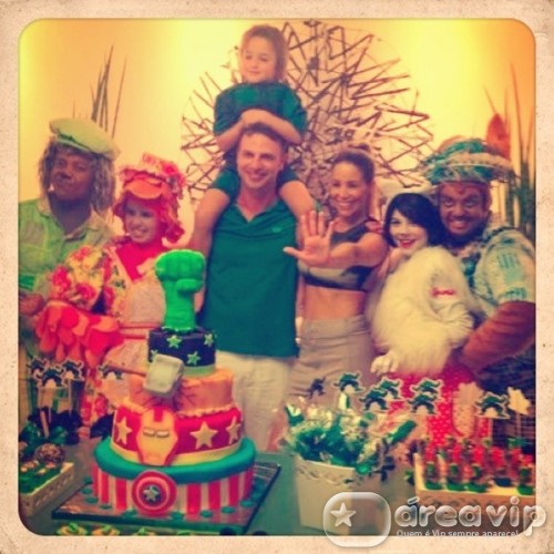 Cássio Reis e Danielle Winits comemoram aniversário do filho