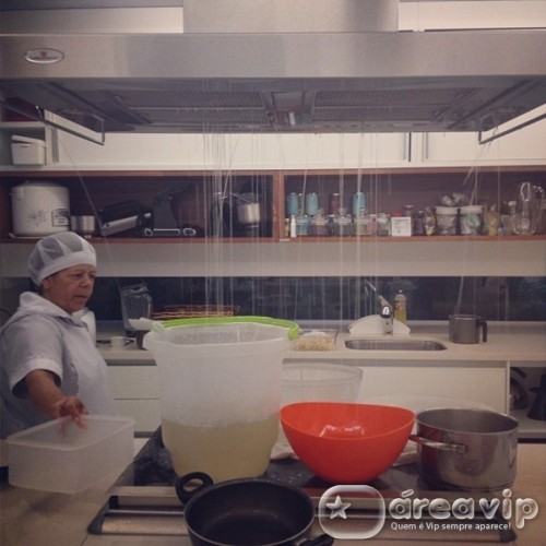Cozinha de Ronaldo fica cheia de goteiras com chuva
