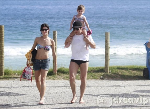 Daniel curte praia com a mulher e filha