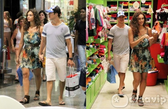 Débora Nascimento e José Loreto fazem compras em shopping carioca