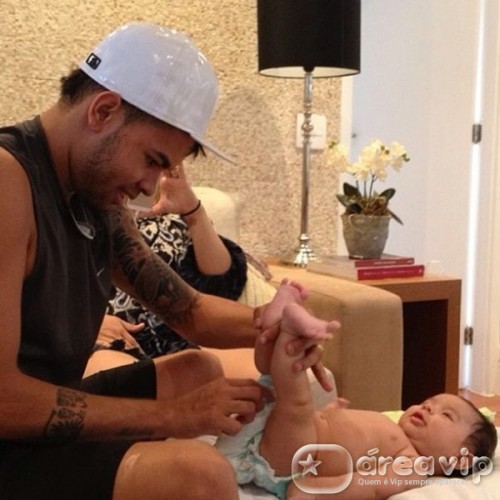 Dentinho troca a fralda do filho pela primeira vez