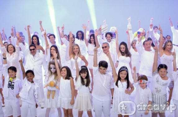 Elenco do SBT celebra fim de ano em vinheta