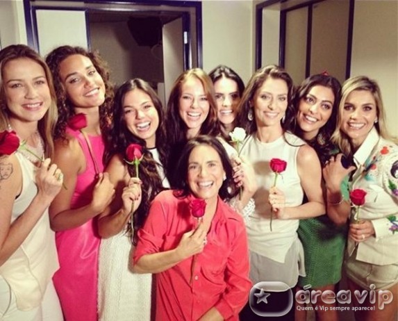 Famosas exibem rosas que ganharam de Roberto Carlos