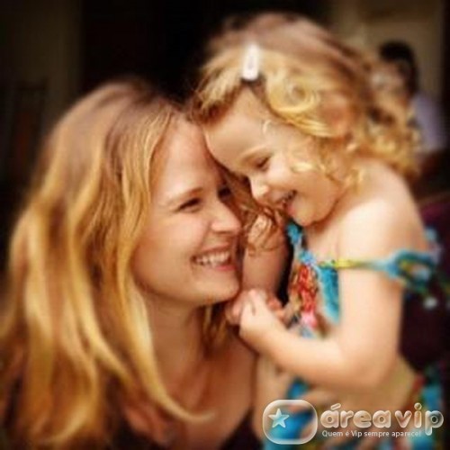 Fernanda Rodrigues posta foto parabenizando a filha