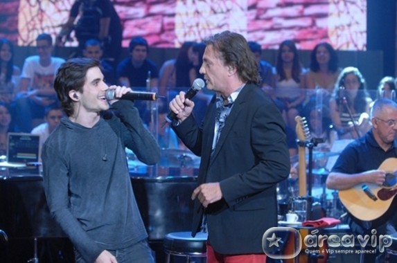 Fábio Jr. encontra os filhos, Cleo Pires e Fiuk, no programa de Réveillon do ‘Altas Horas’