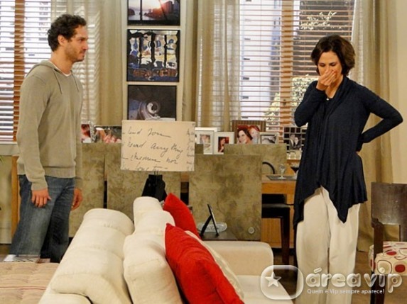 Manoela fica péssima ao ouvir as verdades de Fábio