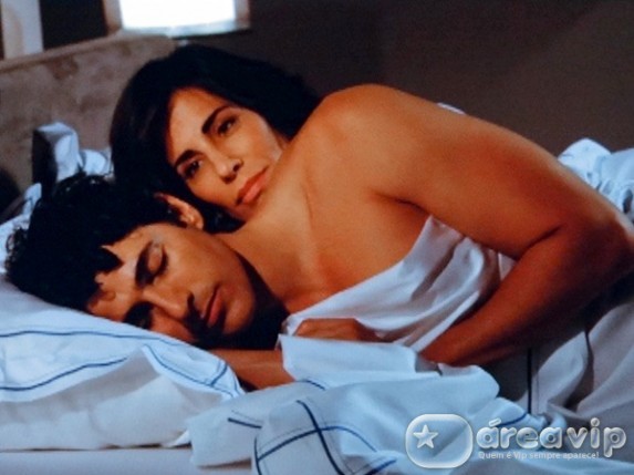 Guerra dos Sexos - Nando e Roberta dormem juntos pela primeira vez