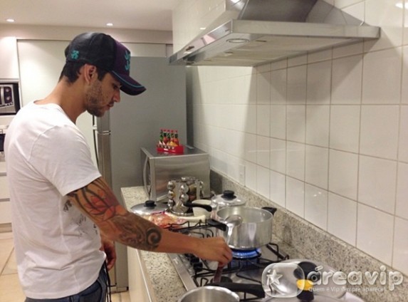 Gusttavo Lima posta foto fazendo o jantar