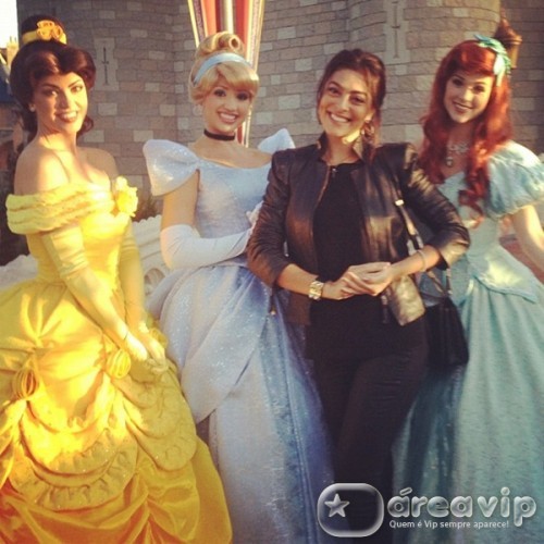 Juliana Paes posa com princesas na Disney