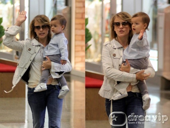 Juliana Silveira passeia com o filho em shopping