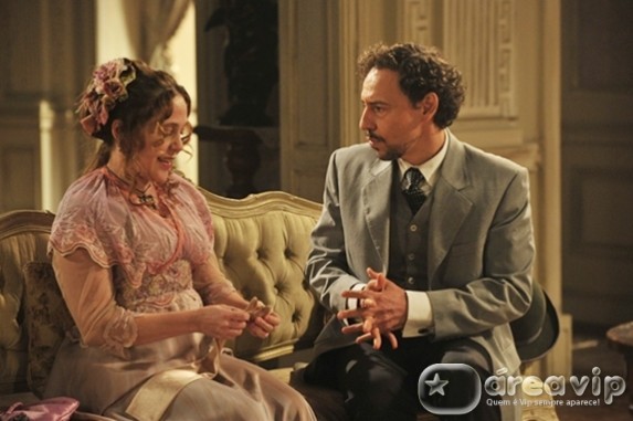 Lado a Lado - Celinha e Guerra assumem namoro