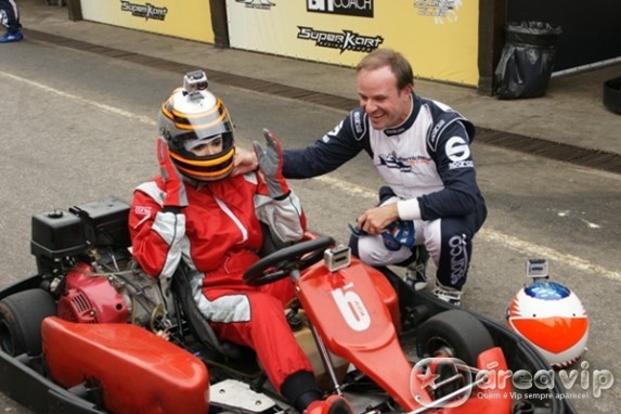 Luciana Gimenez anda de kart com Rubinho Barrichello