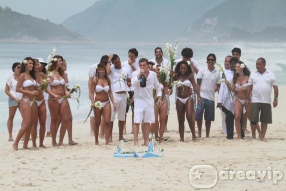 Luciano Huck grava programa de fim de ano na praia