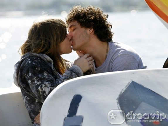 Lia e Dinho voltam a namorar