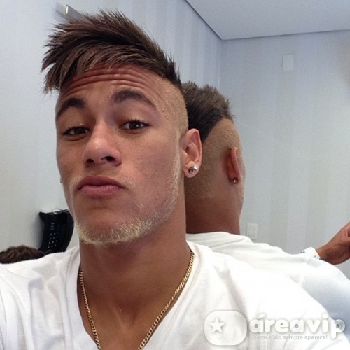 Neymar exibe novo visual