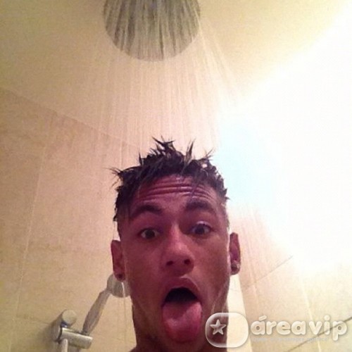 Neymar posta foto tomando banho