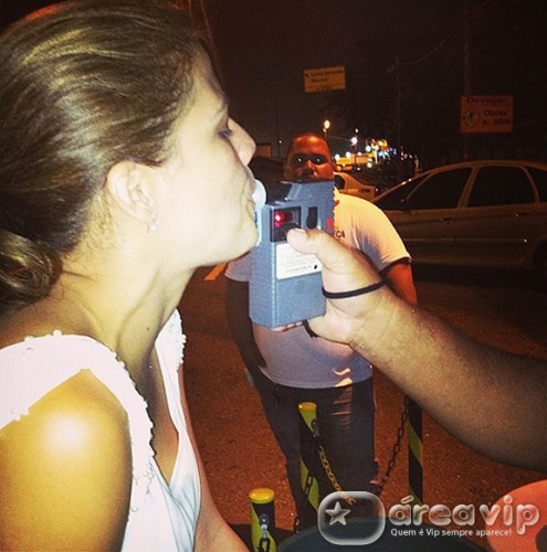 Atriz Nívea Stelmann é parada em blitz da Lei Seca