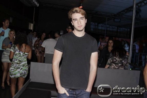 Olin Batista fica com a panicat Babi Rossi