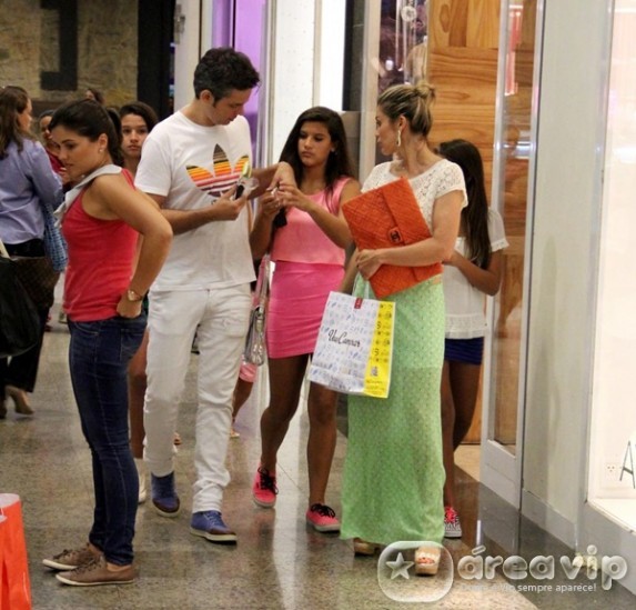 Flávia Alessandra faz compras com a filha em shopping