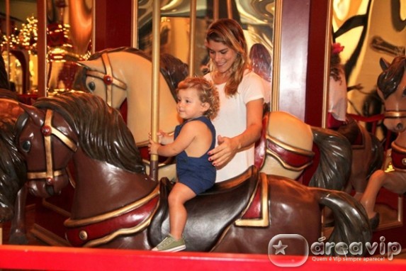 Priscila Fantin passeia com o filho em shopping