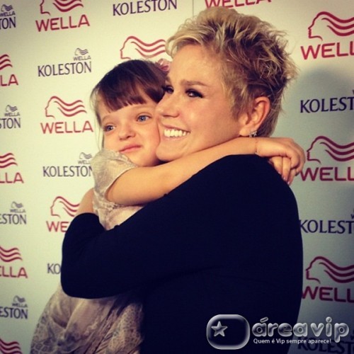Ticiane Pinheiro posta foto da filha com Xuxa