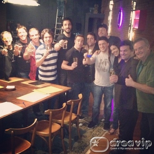 Rafinha Bastos posta foto de pedido de desculpas para Luciano Huck