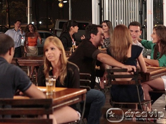 Érica dá de cara com Théo em bar