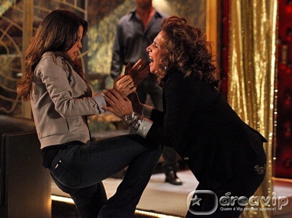 Ao descobrir o que foi fazer na Turquia, Morena bate em Wanda