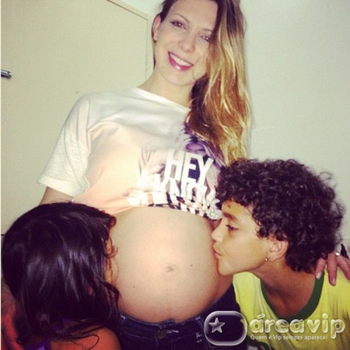 Grávida, Sheila Mello exibe barrigão em foto