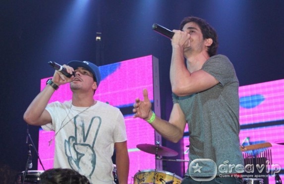 Fiuk canta com Thiago Martins em show