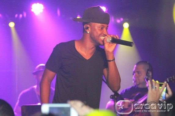 Thiaguinho se apresenta em Sampa com presença de famosos
