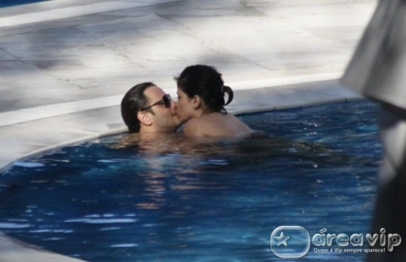 Vanessa Giácomo curte piscina ao lado do namorado