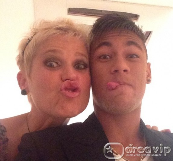 Neymar posta foto ao lado de Xuxa fazendo careta