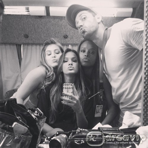 Bruna Marquezine posta foto ao lado de amigos