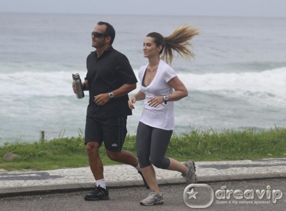 Cleo Pires se exercita em orla de praia no Rio