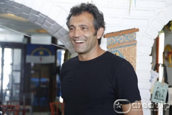 Domingos Montagner fica constrangido ao ser questionado sobre namoro com Cleo Pires