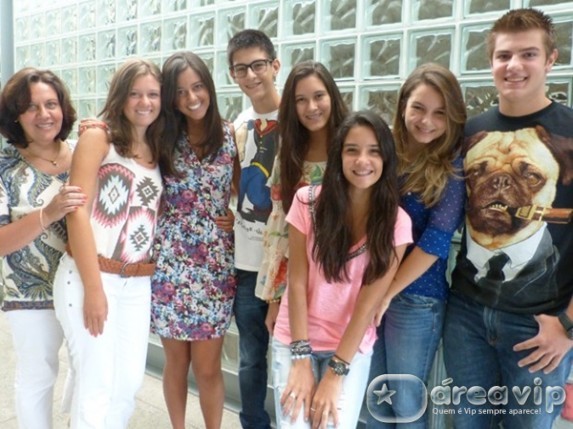 Filhos trigêmeos de Fátima Bernardes conferem o programa da mãe da plateia