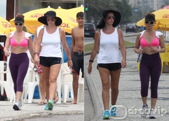 Giovanna Antonelli caminha na praia