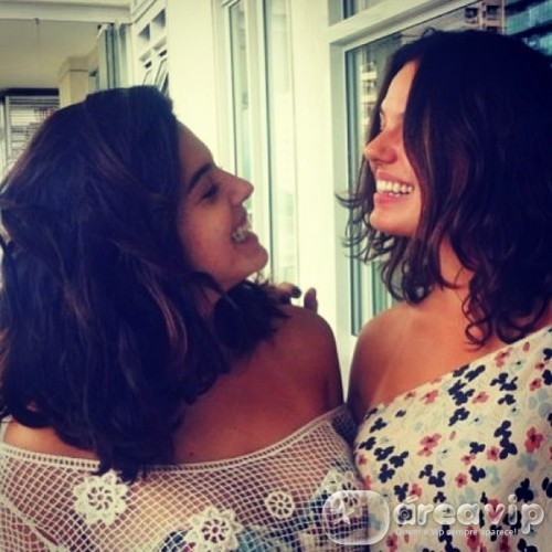 Isis Valverde e Giovanna Lancellotti se acham parecidas