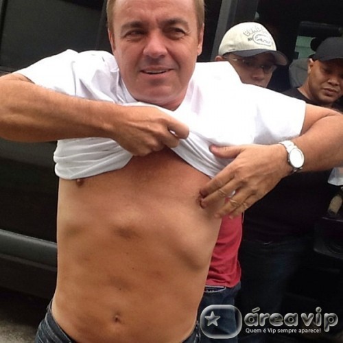 Gugu posta foto tirando a camisa no meio da rua